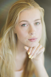Porträt ernst schöne blonde Teenager-Mädchen - HOXF01399