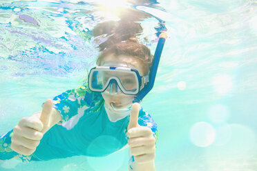 Porträt selbstbewusstes Mädchen beim Schnorcheln unter Wasser, Geste Daumen hoch - HOXF01401
