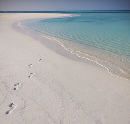 Footprints in sand on tropical beach - HOXF01410