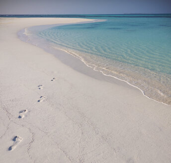 Fußabdrücke im Sand am tropischen Strand - HOXF01410