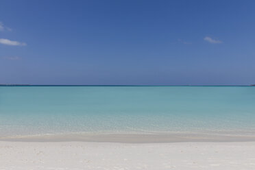 Meereslandschaft Blick blau tropischen Ozean unter sonnigen blauen Himmel - HOXF01413