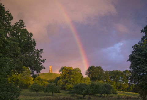 Ruhiger Regenbogen über ländlichem Landschaftspark, lizenzfreies Stockfoto