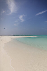 Ruhiger tropischer Meeresstrand unter sonnigem blauem Himmel - HOXF01441