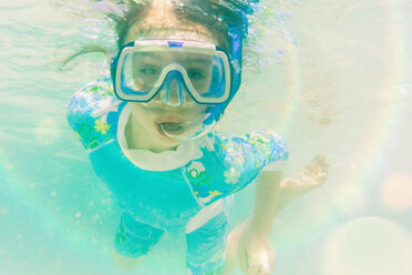 Porträt Mädchen schnorchelnd unter Wasser - HOXF01449