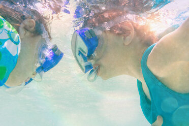 Junge und Mädchen beim Schnorcheln unter Wasser - HOXF01451