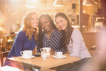 Porträt lächelnd Frauen Freunde trinken Kaffee im Cafe Tisch - HOXF01457