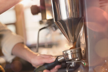 Close up Barista mit Espressomaschine Mühle im Café - HOXF01474