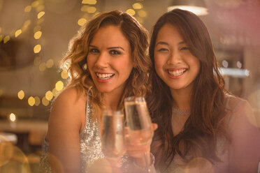 Porträt lächelnd Frauen Freunde Toasting Champagner-Flöten - HOXF01476