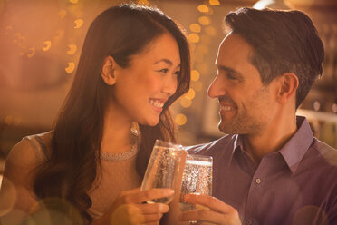 Couple toasting champagne flutes - HOXF01477