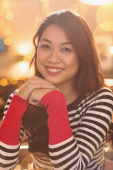 Porträt einer lächelnden Chinesin mit gestreiftem Pullover - HOXF01486