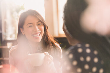 Lachende Frauen im Gespräch und beim Kaffeetrinken in einem Cafe - HOXF01497