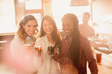 Porträt lächelnd Frauen Freunde trinken Bier in Bar - HOXF01503