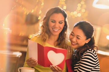 Zärtliches lesbisches Paar mit Valentinstagskarte - HOXF01507