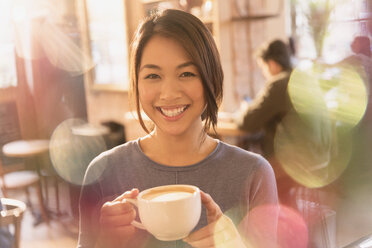 Porträt lächelnde Frau trinkt Cappuccino im Café - HOXF01510