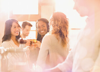 Frauen Freunde Toasting Bier Gläser in sonnigen Bar - HOXF01547