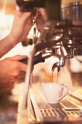 Nahaufnahme eines Barista mit Espressomaschine in einem Café - HOXF01549
