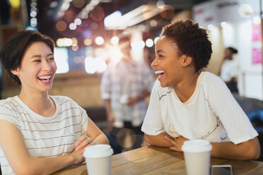 Lachende junge Frauen beim Kaffeetrinken im Café - HOXF01573