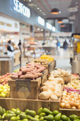 Fresh, organic produce on display in grocery store market - HOXF01613