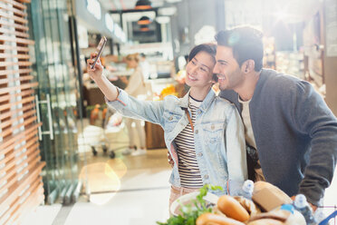 Junges Paar nimmt Selfie Lebensmittelgeschäft Einkaufen im Markt - HOXF01664