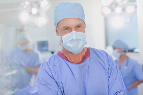 Porträt eines selbstbewussten reifen Chirurgen im Operationssaal - HOXF01708