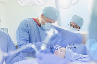 Chirurgen operieren eine Patientin im Operationssaal - HOXF01720