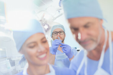 Männlicher Anästhesist bereitet Anästhesie-Medikamente in einer Spritze im Operationssaal vor - HOXF01729
