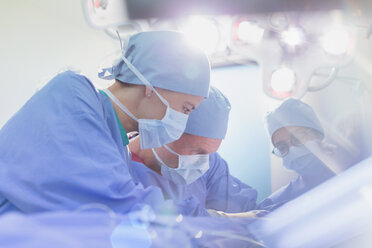 Focused surgeons performing surgery in operating room - HOXF01732