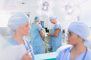 Chirurgen sprechen und bereiten sich im Operationssaal vor - HOXF01749