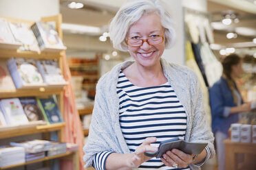 Porträt lächelnd reifen weiblichen Shopper mit Handy in Shop - HOXF01846