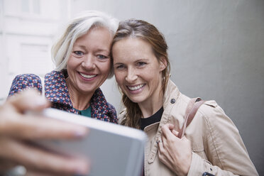 Lächelnde Mutter und Tochter nehmen Selfie mit Kamera-Handy - HOXF01850