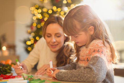 Mutter und Tochter basteln Weihnachtsschmuck, lizenzfreies Stockfoto