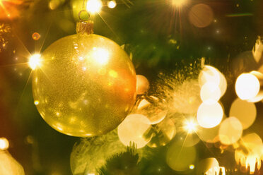 Close up goldenen Ornament und String Lichter auf Weihnachtsbaum - HOXF01868