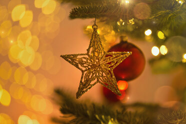 Close up Gold Star Ornament hängen von Weihnachtsbaum Zweig - HOXF01907