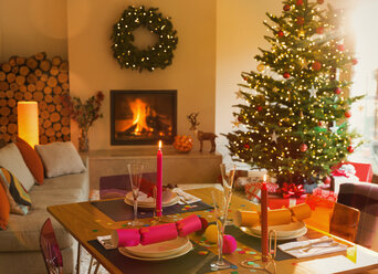 Ambientierter Esstisch, Kamin und Weihnachtsbaum im Wohnzimmer - HOXF01925