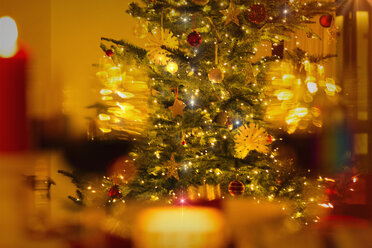 Beleuchteter Weihnachtsbaum mit Ornamenten und Lichterketten - HOXF01934