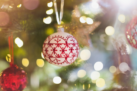 Rotes und weißes Ornament am Weihnachtsbaum, lizenzfreies Stockfoto