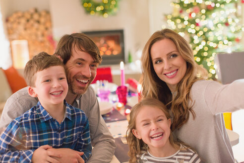 Familie macht Selfie am Weihnachtstisch - HOXF01965
