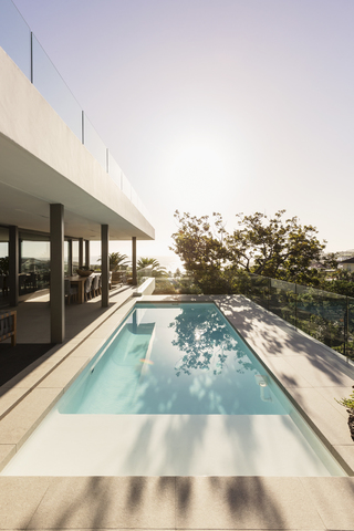 Ruhiges Schwimmbad vor modernem Luxushaus - Schaufenster nach außen, lizenzfreies Stockfoto