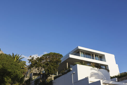 Moderner Luxus weißes Haus Schaufenster außen unter blauem Himmel - HOXF02000