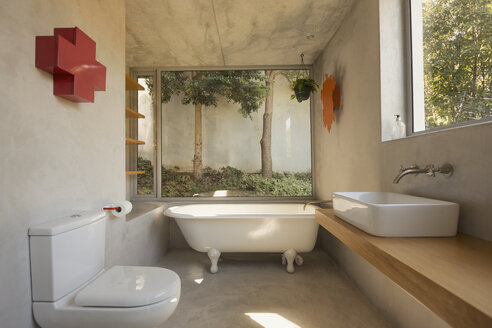 Modernes, minimalistisches Luxusbad mit Badewanne und Fenstern - HOXF02030