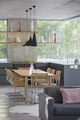 Modernes Haus Schaufenster Interieur Küche und Esstisch - HOXF02031