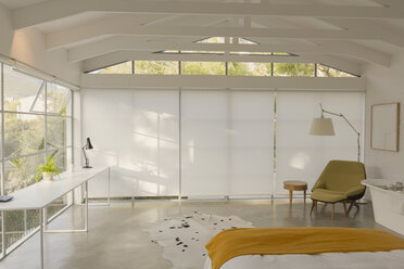 Modernes, minimalistisches Schlafzimmer mit gewölbter Holzbalkendecke - HOXF02040