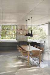Modernes, luxuriöses Wohnhaus mit Showcase, Küche mit Esstisch - HOXF02046