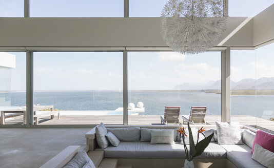 Modernes Luxus-Wohnzimmer mit Blick aufs Meer - HOXF02098