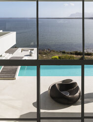 Modernes Luxushaus mit Infinity-Pool im Freien und sonnigem Meerblick - HOXF02105