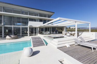 Sonniges, modernes, luxuriöses Haus mit Liegestühlen und Swimmingpool im Außenbereich - HOXF02107