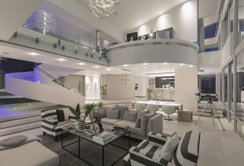 Beleuchtete moderne Luxuswohnung mit offenem Innenraum - HOXF02112