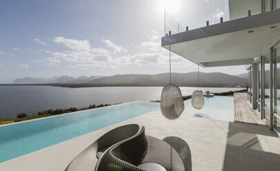 Sonniges, modernes, luxuriöses Musterhaus mit Infinity-Pool und Meerblick - HOXF02115