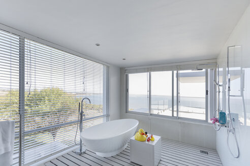 Modernes Luxusdomizil: Badezimmer mit Badewanne und Meerblick - HOXF02118
