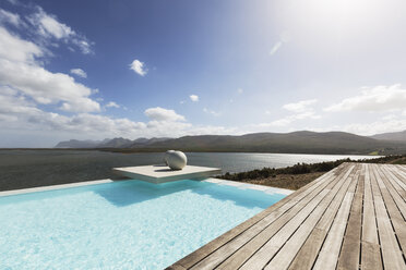 Sonniger, ruhiger, moderner Infinity-Pool mit Meerblick - HOXF02121